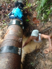 Pemasangan Klem Pipa Transmisi Waduk Air gemuruh